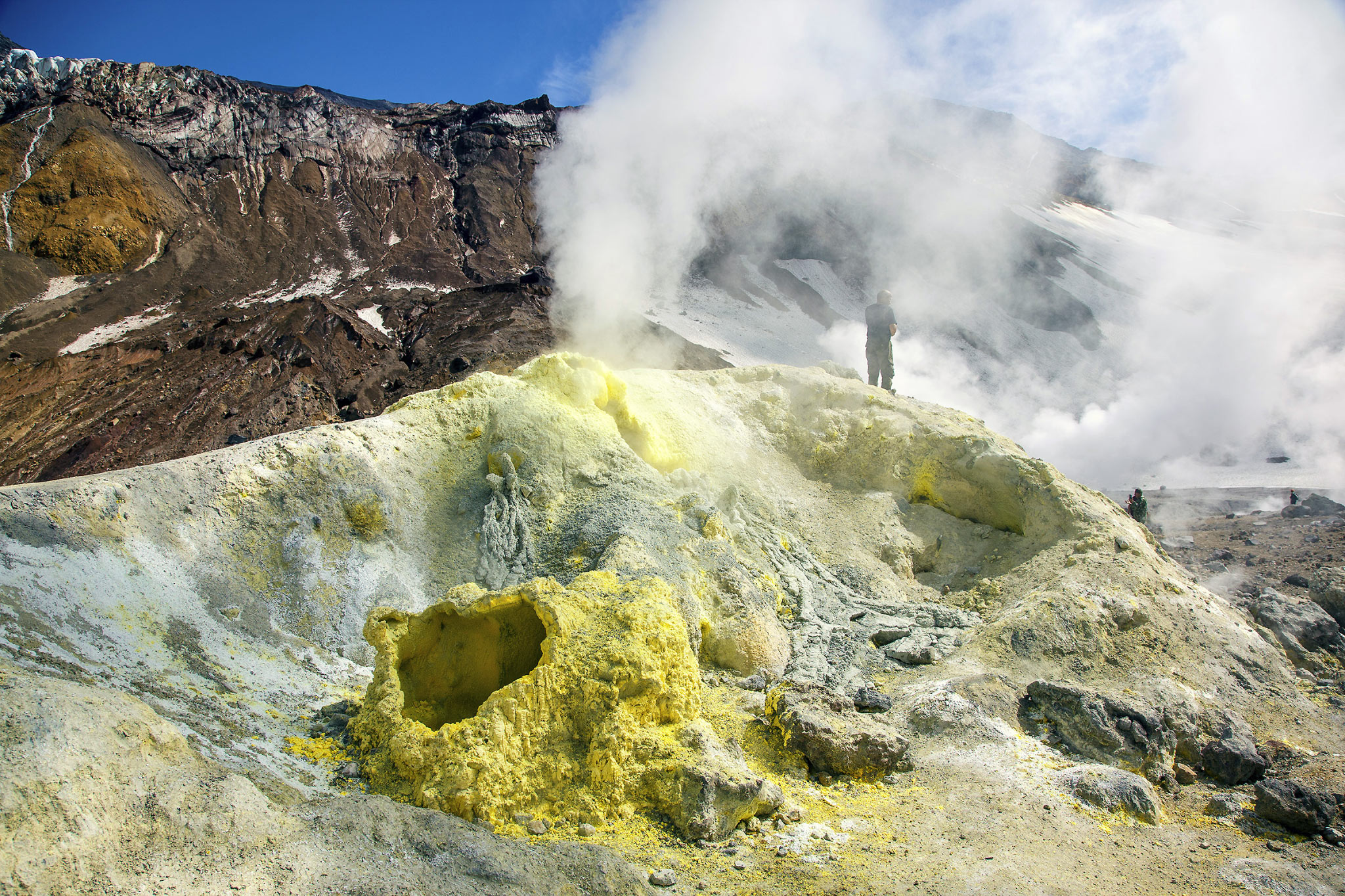 Серная фумарола (Fumarole emits steam and toxic sulfur dioxide)